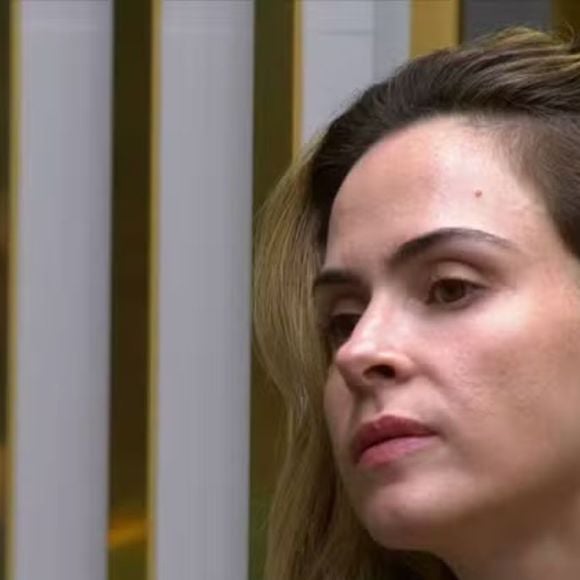 Ana Paula Renault reacende debate sobre dieta, falta de nutrientes e aumento da queda capilar.