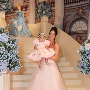 A festa da filha de Zezé Di Camargo e Graciele Lacerda teve o clássico da Disney Cinderela como tema