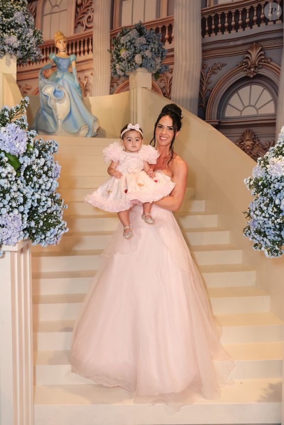 A festa da filha de Zezé Di Camargo e Graciele Lacerda teve o clássico da Disney Cinderela como tema