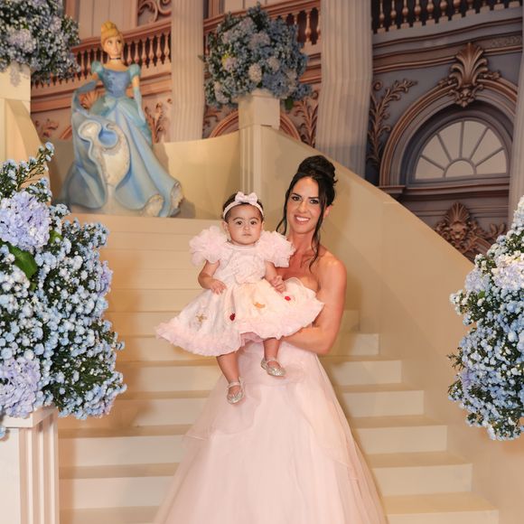 A festa da filha de Zezé Di Camargo e Graciele Lacerda teve o clássico da Disney Cinderela como tema