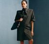 O vestido preto com ombreiras da coleção Willy Chavarria x Zara é a definição de elegância sem esforço para o inverno 2026