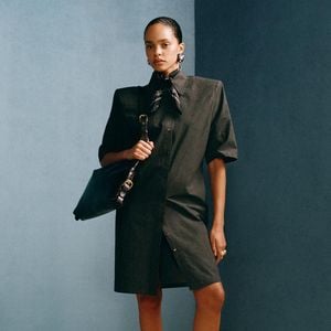 O vestido preto com ombreiras da coleção Willy Chavarria x Zara é a definição de elegância sem esforço para o inverno 2026