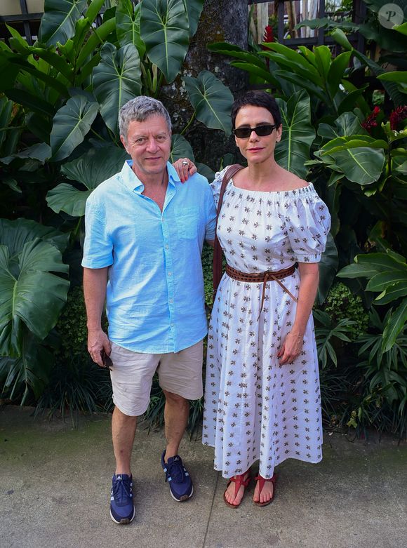 Malu Galli foi com o marido ao aniversário de Carolina Dieckmann