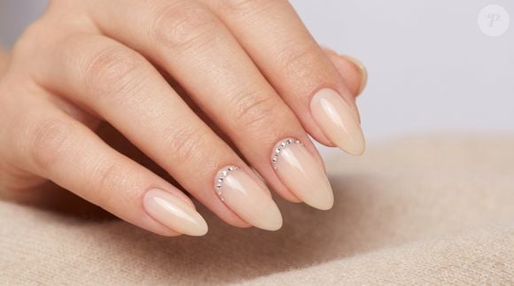Microcristais aplicados com moderação elevam o nude a uma versão de luxo acessível, perfeita para ocasiões que pedem brilho contido