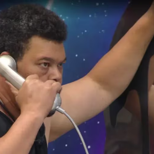 ‘BBB 26’: Babu Santana atendeu a ligação da manhã e está com a pulseira prateada
