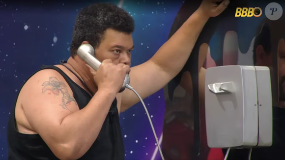 ‘BBB 26’: Babu Santana atendeu a ligação da manhã e está com a pulseira prateada