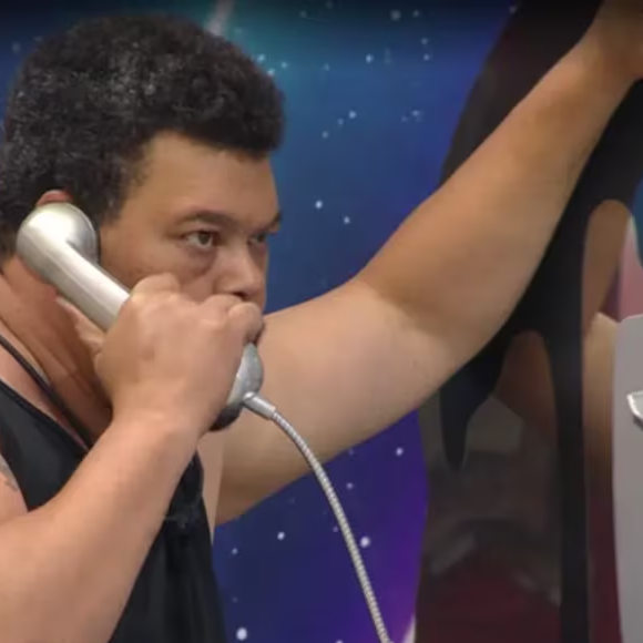 ‘BBB 26’: Babu Santana atendeu a ligação da manhã e está com a pulseira prateada