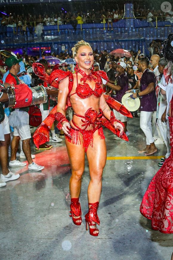 Virgínia Fonseca desfilou com um sapato de saltos altíssimos