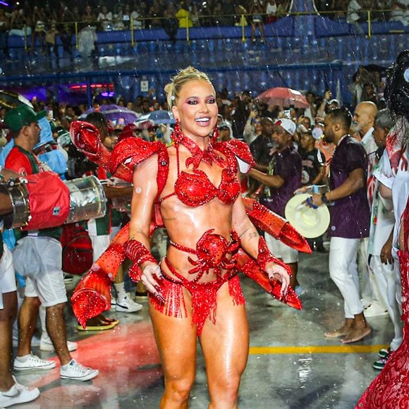 Virgínia Fonseca desfilou com um sapato de saltos altíssimos