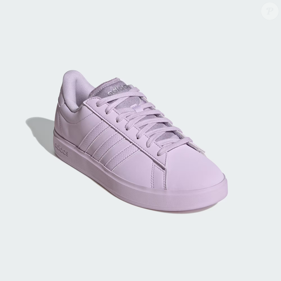 Atualizado e versátil, o Adidas Grand Court 2.0 acompanha a febre do ube e a nova fase da moda que valoriza praticidade