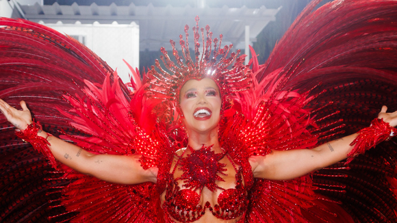 Perrengue com costeiro, olhar atento de Paolla Oliveira e mais: 25 fotos que resumem o primeiro desfile de Virgínia Fonseca como rainha de bateria