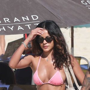 Bella Campos com look rosa de moda praia: a atriz adora cores em biquínis