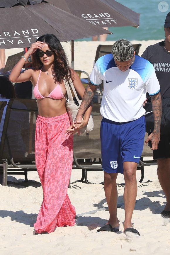 Bella Campos com look rosa de moda praia: a atriz adora cores em biquínis