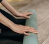 Para fazer esses exercícios de pilates em casa, conte com o apoio de um tapete que pode te ajudar no apoio das atividades.