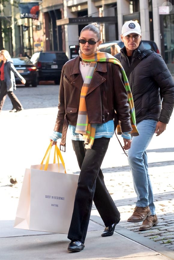 Gigi Hadid cria produção estilosa e confortável para o dia a dia com mocassim