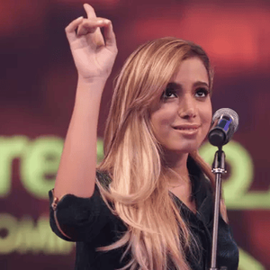 Cantora abre o jogo sobre cirurgias plásticas e pressão estética. Anitta em 2014 faz sua primeira aparição no "Prêmio Melhores do Ano" após cirurgia plásticas. "Mexi em tudo! Por isso estou tampada assim", revelou a cantora na época.