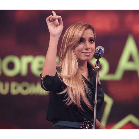Cantora abre o jogo sobre cirurgias plásticas e pressão estética. Anitta em 2014 faz sua primeira aparição no "Prêmio Melhores do Ano" após cirurgia plásticas. "Mexi em tudo! Por isso estou tampada assim", revelou a cantora na época.