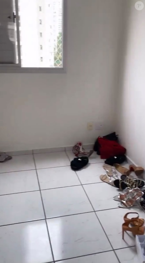 Após deixar o SBT, Carol Lekker mostrou a sala de seu apartamento sem móveis e falou sobre as dificuldades financeiras