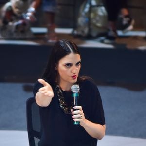 Chris Flores se manifestou após Silvia Abravanel criticar a postura de alguns artistas no Teleton. A apresentadora relatou episódios nos bastidores da campanha beneficente e afirmou que a atenção deveria estar voltada para as crianças, as mães e as famílias atendidas pela AACD