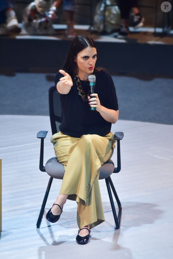 Chris Flores se manifestou após Silvia Abravanel criticar a postura de alguns artistas no Teleton. A apresentadora relatou episódios nos bastidores da campanha beneficente e afirmou que a atenção deveria estar voltada para as crianças, as mães e as famílias atendidas pela AACD