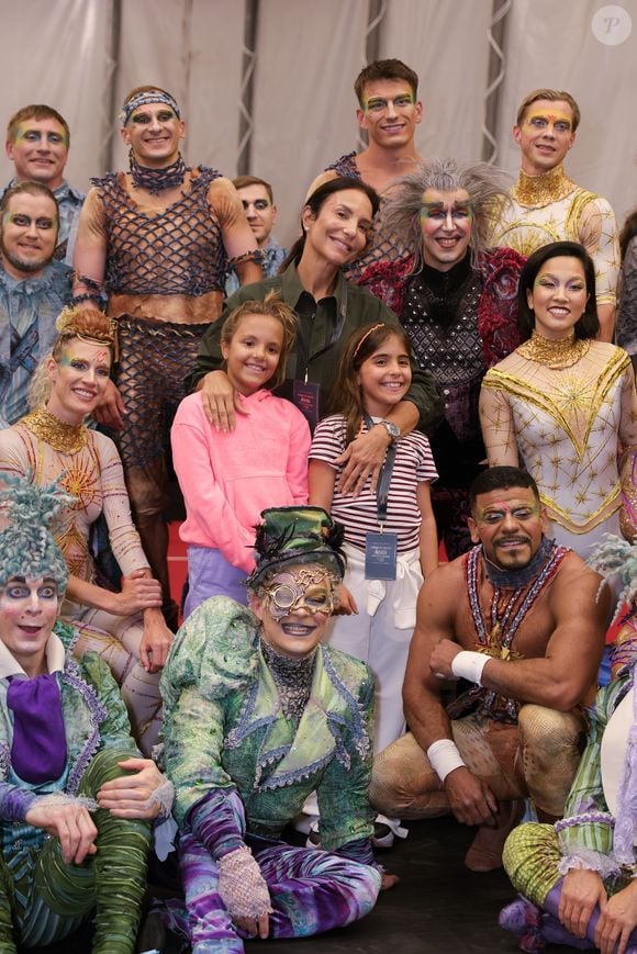 Ivete Sangalo posa com as filhas gêmeas em rara aparição no Cirque du Soleil: Marina e Helena dão show de estilo aos 8 anos