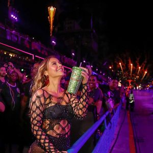 Paolla Oliveira assistiu a queima de fogos do Carnaval do Rio: a atriz se despede do posto de Rainha nesta terça-feira (04)