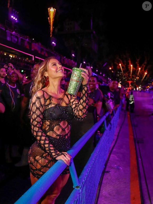 Paolla Oliveira assistiu a queima de fogos do Carnaval do Rio: a atriz se despede do posto de Rainha nesta terça-feira (04)