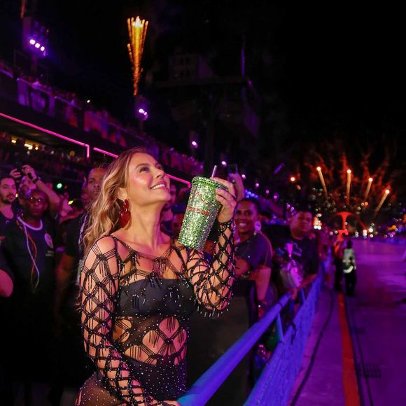 Paolla Oliveira assistiu a queima de fogos do Carnaval do Rio: a atriz se despede do posto de Rainha nesta terça-feira (04)