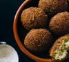 Falafel é um bolinho de origem árabe feito de grão-de-bico e fava, geralmente assado ou frito, embora a segunda opção seja menos recomendada