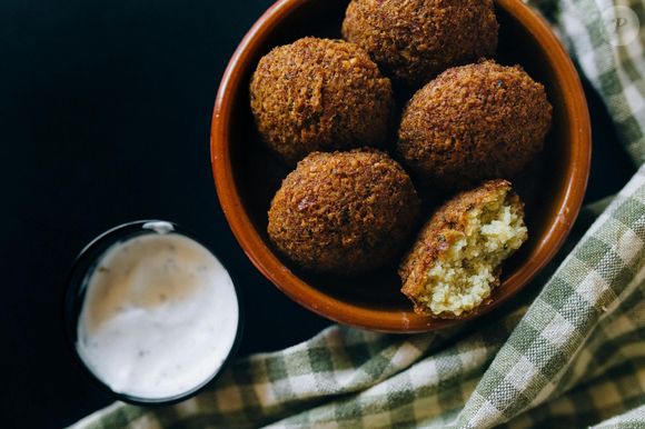 Falafel é um bolinho de origem árabe feito de grão-de-bico e fava, geralmente assado ou frito, embora a segunda opção seja menos recomendada