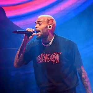 Chris Brown foi preso nesta quinta-feira (15), na Inglaterra, em decorrência de um incidente ocorrido em uma boate em Londres em fevereiro de 2023