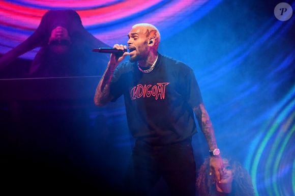 Chris Brown foi preso nesta quinta-feira (15), na Inglaterra, em decorrência de um incidente ocorrido em uma boate em Londres em fevereiro de 2023
