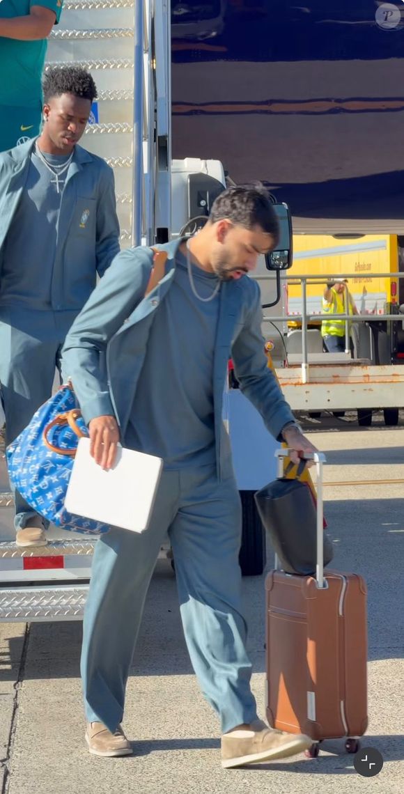 Já o meio-campista do Flamengo, Lucas Paquetá apostou em uma sofisticada Speedy P9 40 Bandoulière, da Louis Vuitton, avaliada em R$ 72.500