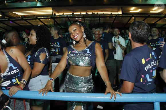 Ex-BBB Sol Vega colocou a barriga para jogo com um look todo prateado