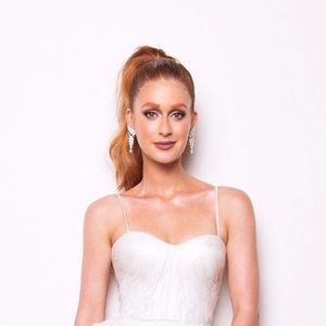 Para adotar o loiro, a atriz precisou passar por um processo técnico cuidadoso de descoloração, respeitando a saúde dos fios e mantendo o brilho característico com a Truss Professional, marca de cosméticos capilares do Grupo Boticário na qual é embaixadora.