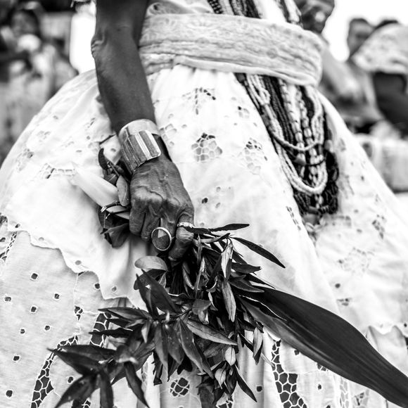 Na Umbanda, tocar a cabeça de alguém pode simbolizar bênção, proteção ou harmonização energética