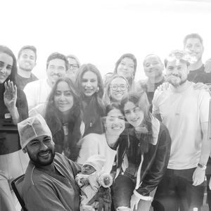 Neymar com a bebê no colo e familiares na maternidade, após parto de Mel.