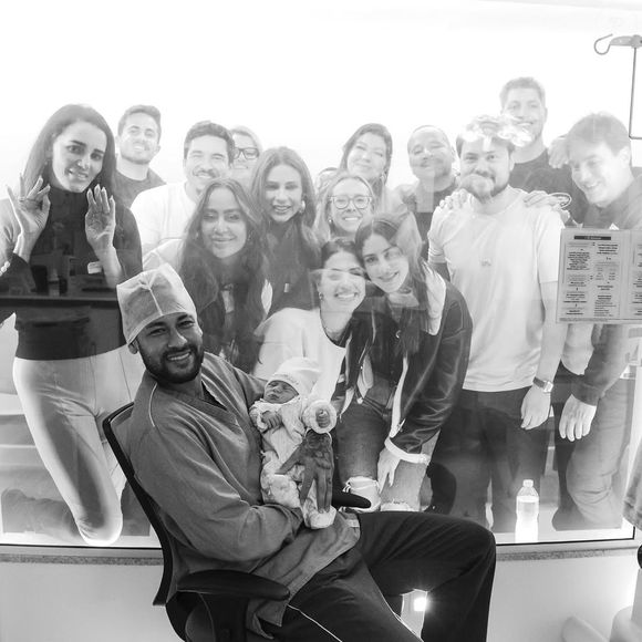 Neymar com a bebê no colo e familiares na maternidade, após parto de Mel.