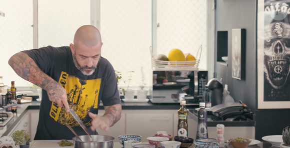 Em seguida, misture todos os ingredientes e ajuste o sal