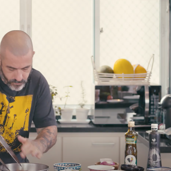Em seguida, misture todos os ingredientes e ajuste o sal