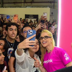 Virgínia Fonseca roubou a cena ao participar da feira fitness Arnold Sports, em SP