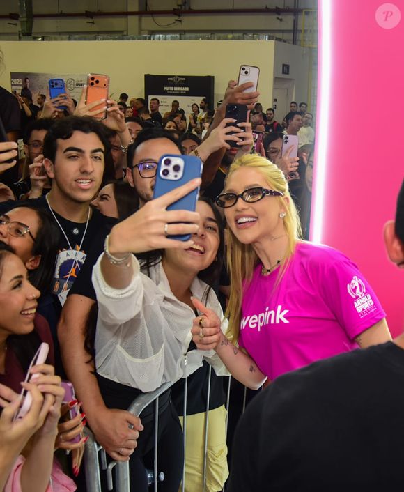 Virgínia Fonseca roubou a cena ao participar da feira fitness Arnold Sports, em SP