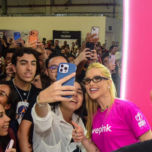 Virgínia Fonseca roubou a cena ao participar da feira fitness Arnold Sports, em SP