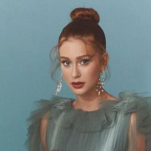 Esse vestido longo azul deu um ar delicado ao look de Marina Ruy Barbosa