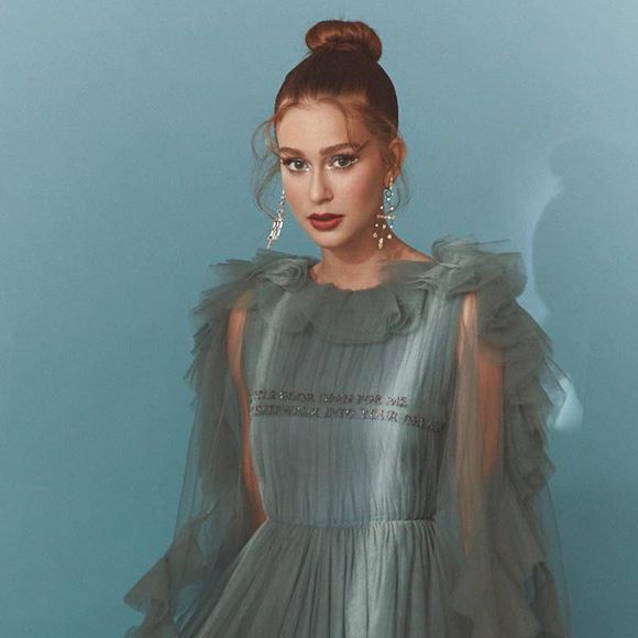 Esse vestido longo azul deu um ar delicado ao look de Marina Ruy Barbosa