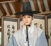 Tudo muda quando ela conhece o príncipe Yi Rim, interpretado por Cha Eun-woo, um jovem tímido que vive escrevendo poemas