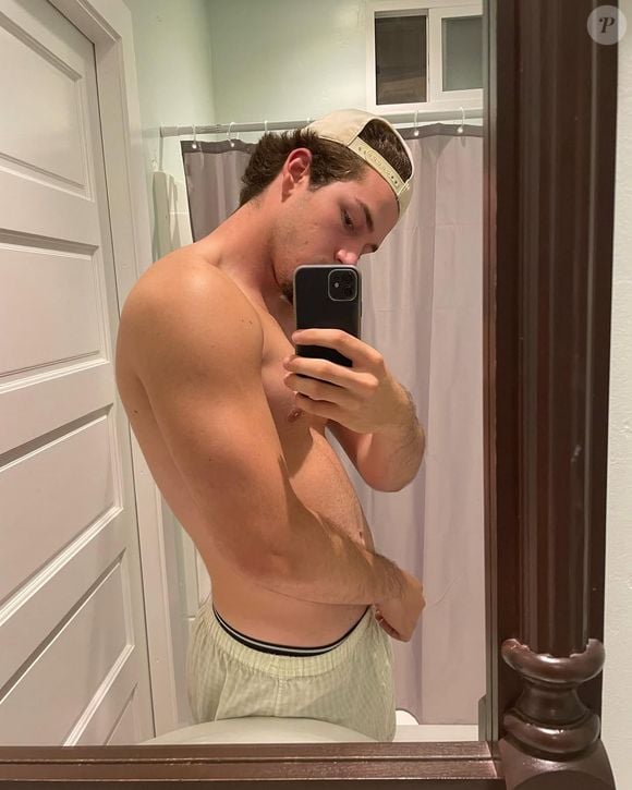 Pietro confessou que ainda não segue uma rotina elaborada de beleza. Segundo ele, o único produto usado com frequência é um sabonete antiacne para pele oleosa