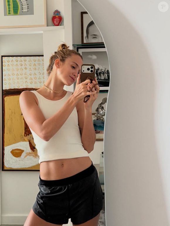Emilie Rey, agora apontada como affair de Nanda Costa, é produtora, diretora e modelo e tem 28 anos