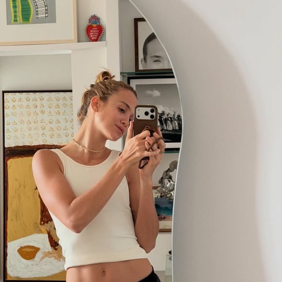 Emilie Rey, agora apontada como affair de Nanda Costa, é produtora, diretora e modelo e tem 28 anos