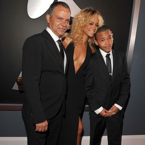 Rihanna teve uma relação conturbada com o pai desde a infância, quando ele usava álcool e drogas